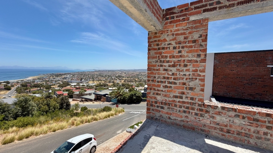 4 Bedroom Property for Sale in Mountainside Western Cape
